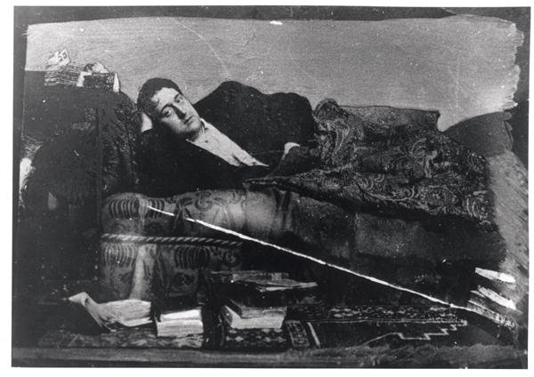 Portrait of Guillaume Apollinaire (1880-1918) reclining, c.1910 (b/w photo)  van French Photographer