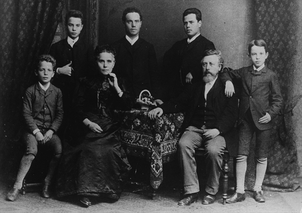 Wilhelm Liebknecht and his family (b/w p - German Photographer Als  reproductie kunstdruk of als handgeschilderd olieverfschilderij