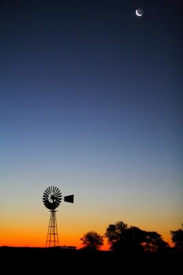 Windrad mit Mond van Andreas Pollok