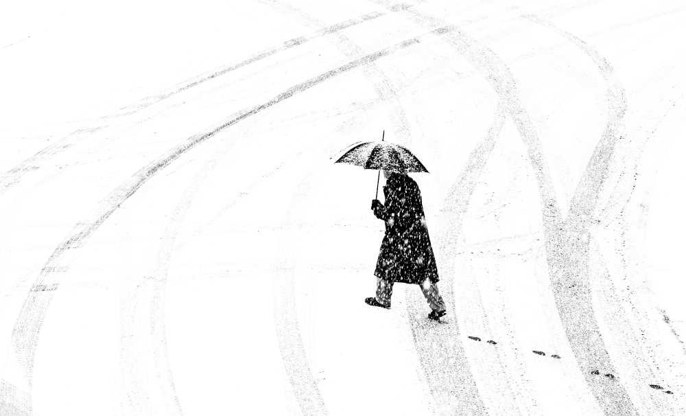 Mann mit Schirm /a man of umbrellaed van Anette Ohlendorf