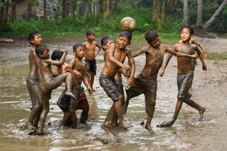 Playing Football van Angela Muliani Hartojo