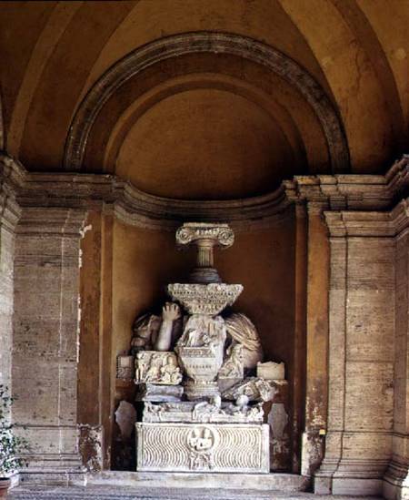 The inner courtyard detail of a niche displaying a collection of fragmentary antique sculpture van Anoniem
