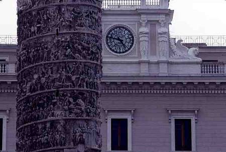 The Marcus Aurelius Column with the Palazzo Wedekind behind (photo) van Anoniem