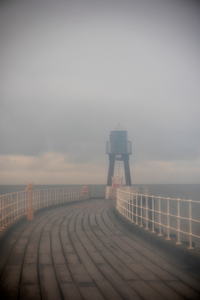 Whitby Harbour West Lighthouse in Mist van Ant Smith