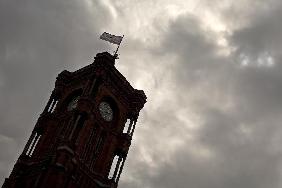 Dunkle Wolken über dem Roten Rathaus in Berlin