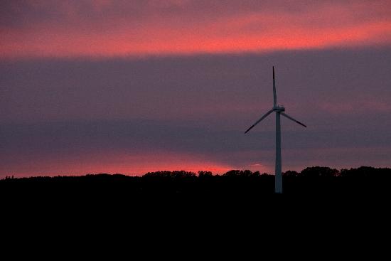 Windrad im Sonnenuntergang van Arno Burgi