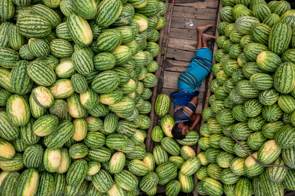 Sleeping on watermelon boats van Azim Khan Ronnie