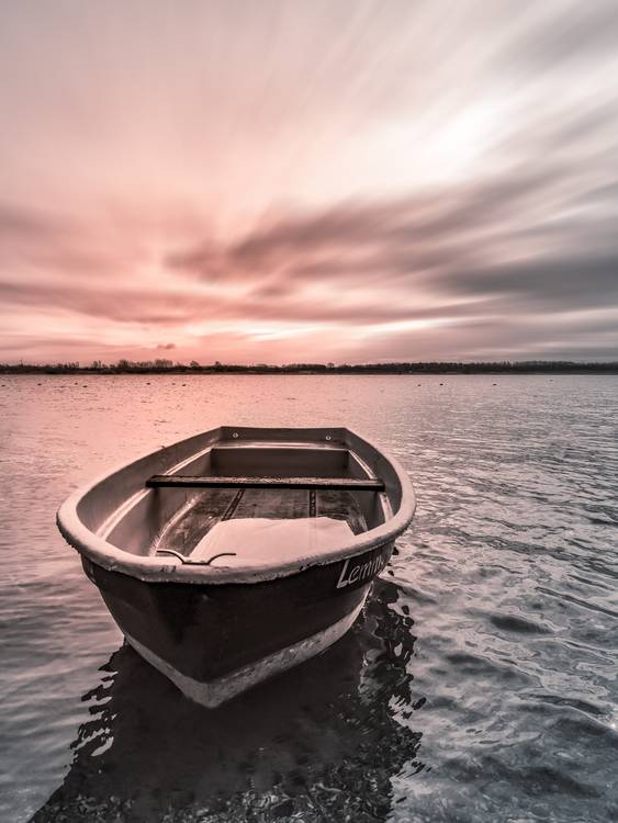 verlassenes Boot an der Schladitzer Bucht im Sonnenschein van Dennis Wetzel