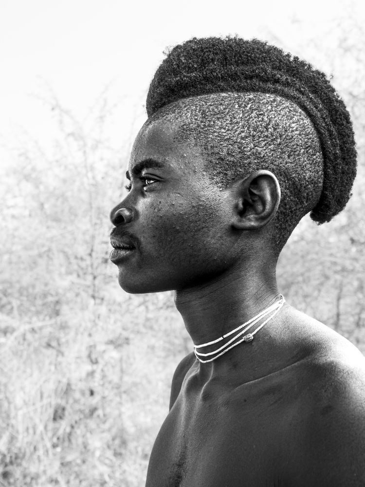 Mukubal teenager at Southern Angola van Elena Molina