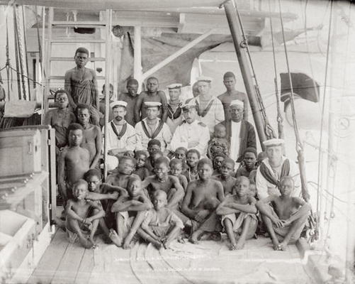 33 captured slaves on board a ship (albumen print) van English School