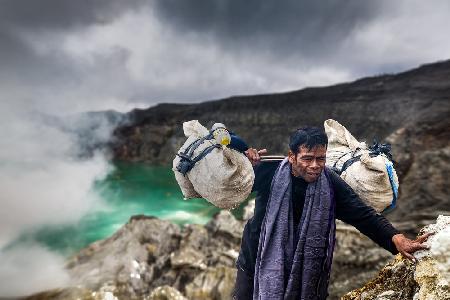 Sulphur miner in Ijen volcano