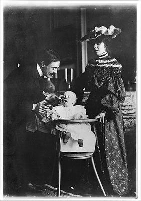 Paul Valery (1871-1945) his wife Jeannie Gobillard (1877-1970) and their child, 1904 (b/w photo) van French Photographer, (20th century)