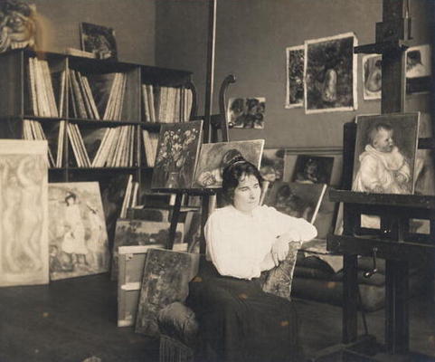Portrait of Gabrielle Renard (1878-1959) (b/w photo) van French Photographer, (20th century)