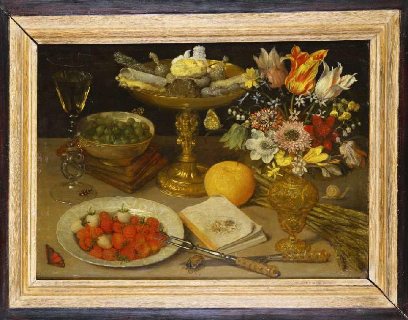 Stilleben mit Erdbeeren, einer Schale mit Zuckerwerk, einem Blumenstrauß und anderen Gegenständen. van Georg Flegel