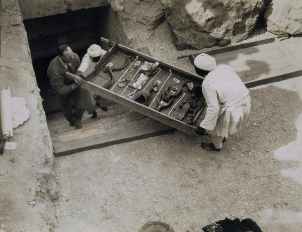 A tray of chariot parts being removed from the Tomb of Tutankhamun, Valley of the Kings, 1922 (gelat van Harry Burton