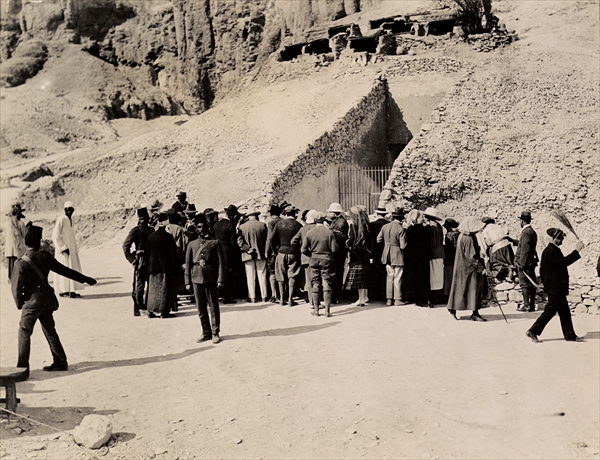 Crowd of interested spectators waiting outside the Tomb of Tutankhamun, Valley of the Kings (gelatin van Harry Burton