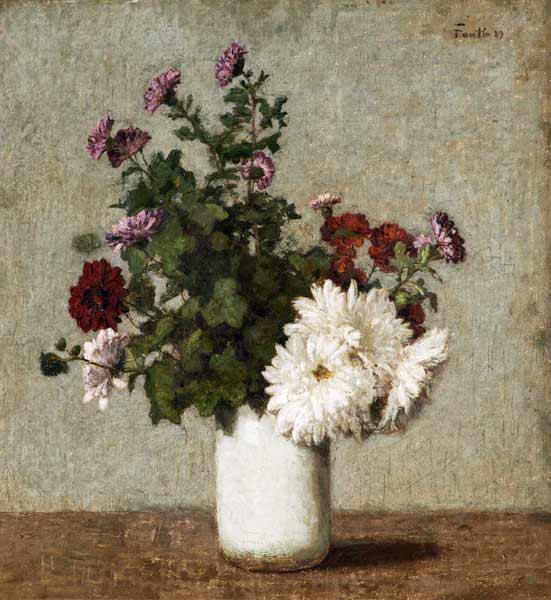 Stilleben mit Herbstchrysanthemen in einer weißen Vase