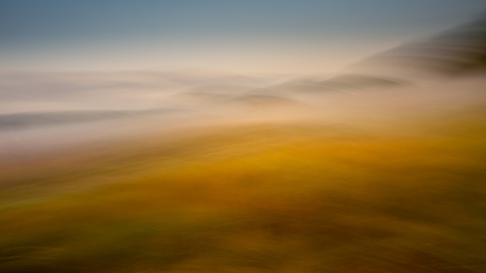 Ground fog in the tranquil landscape van Ina Bouhuijzen