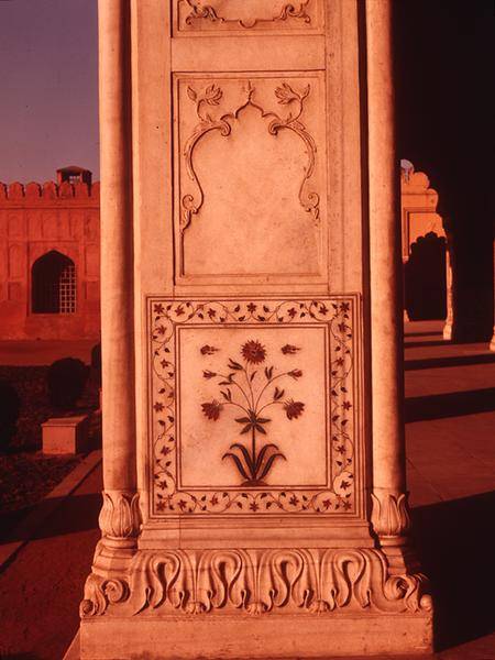Detail from a column van Indian School