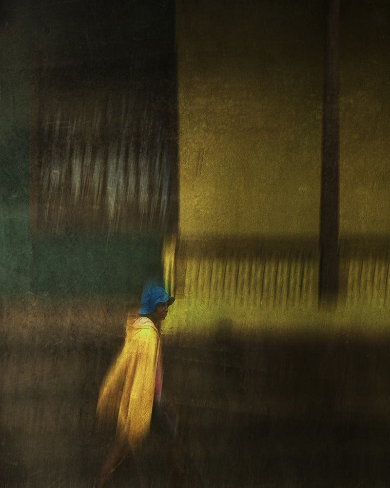 Man in yellow raincoat van Inge Schuster