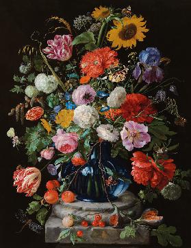 Tulpen, een zonnebloem, een iris en andere bloemen in een glazen vaas op een marmeren 
voet