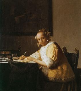 Briefschrijvende vrouw in het geel 