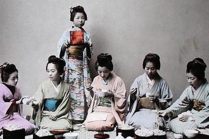 Young Japanese Girls Eating Noodles, c.1900 (hand coloured photo) van Japanese School, (20th century)