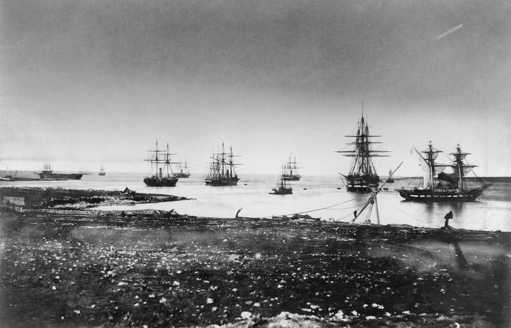 Crimean war, French squadron, entry into the port, 1855 (b/w photo)  van Jean Baptiste Henri Durand-Brager