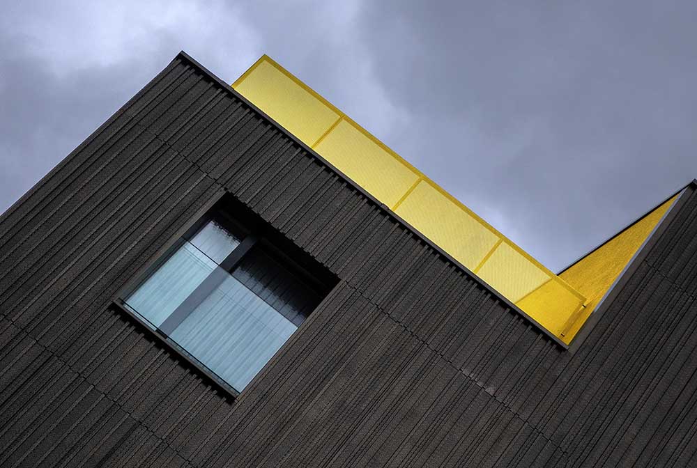 The yellow balcony van Jef Van den
