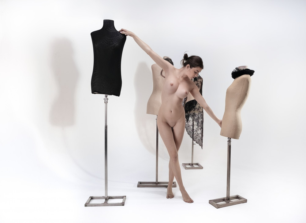 Sara with mannequins van Joan Gil Raga