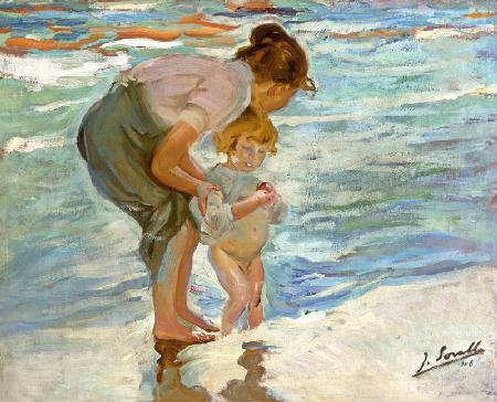 Moeder en kind op het strand  