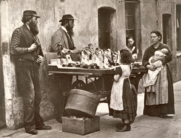 Dealer in Fancy Ware, 1876-77 (woodburytype)  van John Thomson