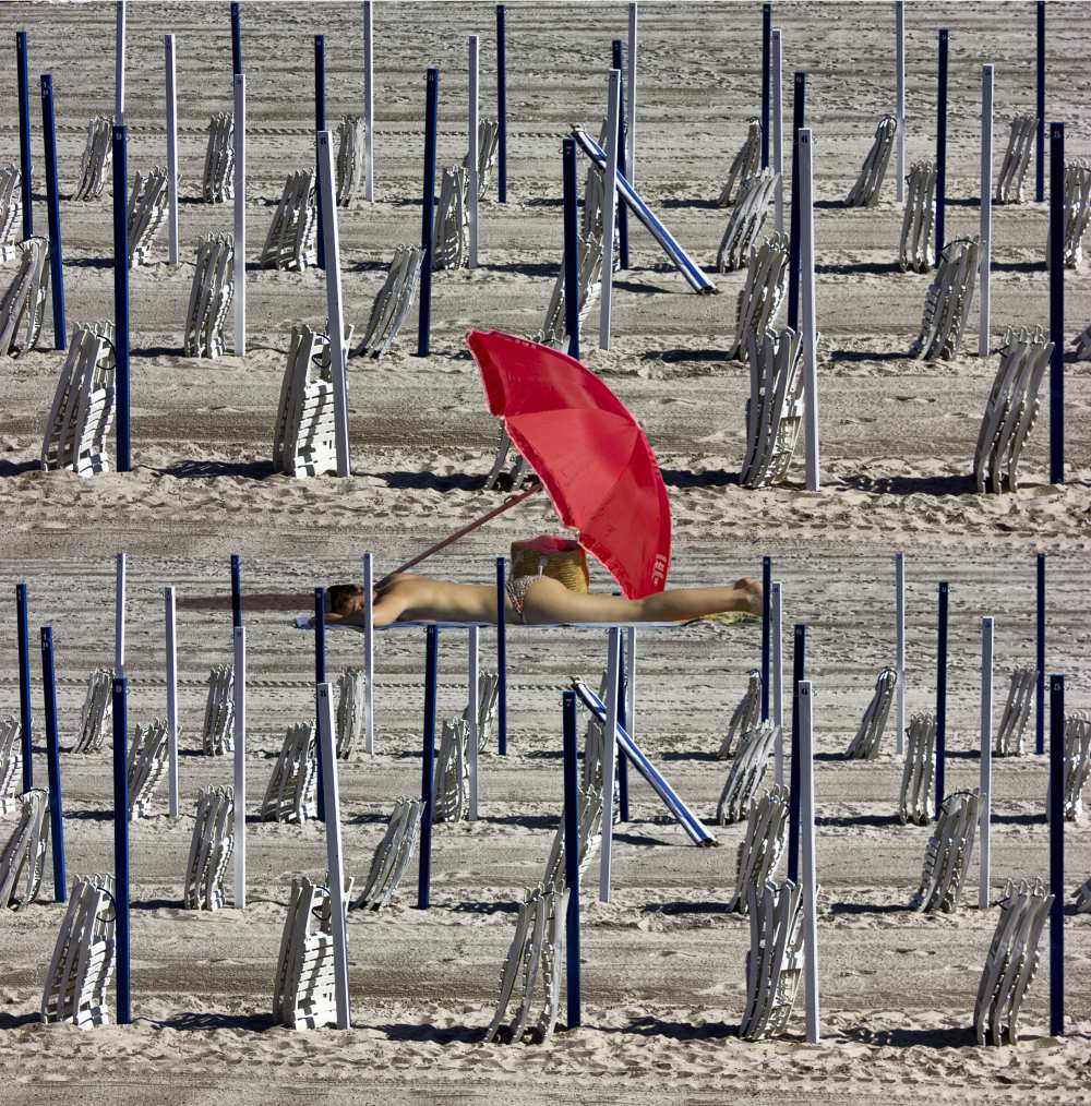 Composition of poles and chairs with red umbrella van Jois Domont