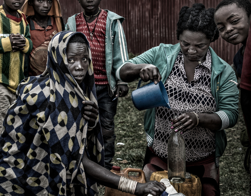 Buying gas in the streets of Ethiopia. van Joxe Inazio Kuesta Garmendia
