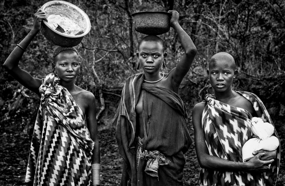 Three surmi tribe girls - Ethiopia van Joxe Inazio Kuesta Garmendia