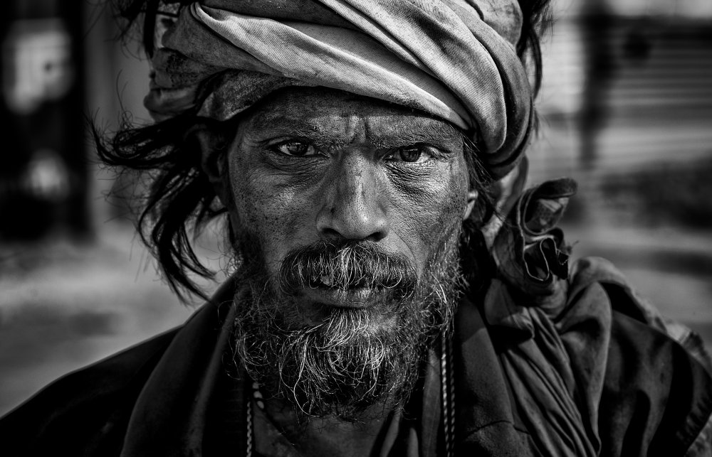 Man at the Kumbh Mela in Prayagraj - India van Joxe Inazio Kuesta Garmendia