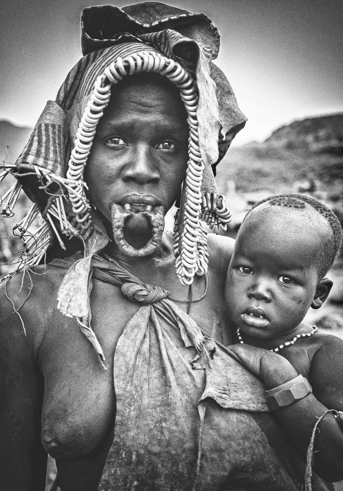 Mursi woman with her child (Omo Valley - Ethiopia) van Joxe Inazio Kuesta Garmendia