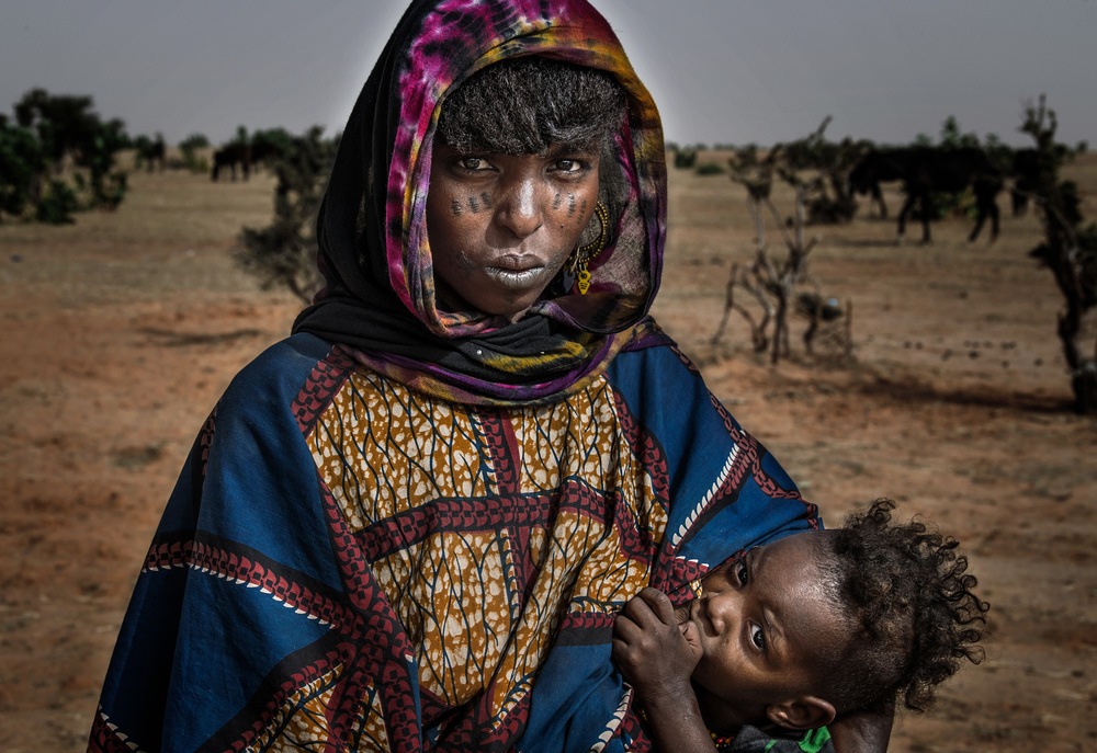 Breastfeeding her child at the gerewol festival - Niger van Joxe Inazio Kuesta Garmendia