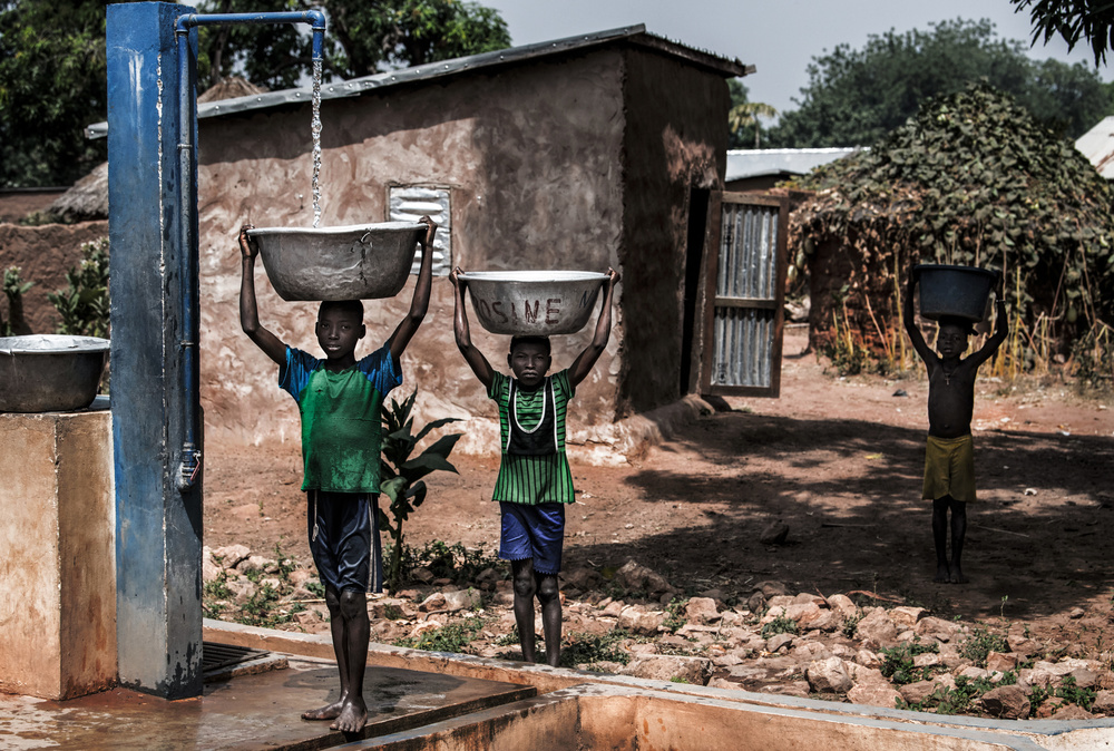 Water supply in a village in Benin van Joxe Inazio Kuesta Garmendia