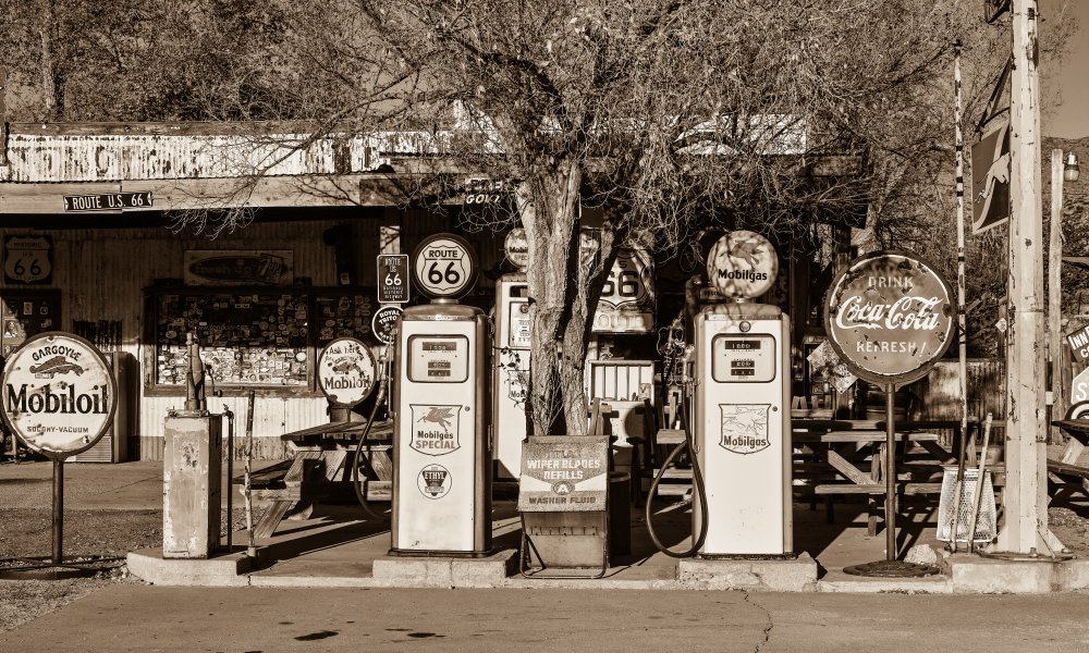 Station on Route 66 van Larry J. Douglas