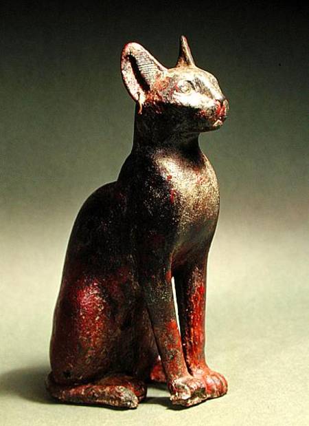 Statuette of a cat with gold earrings, the sacred representation of the goddess Bastet van Late Period Egyptian