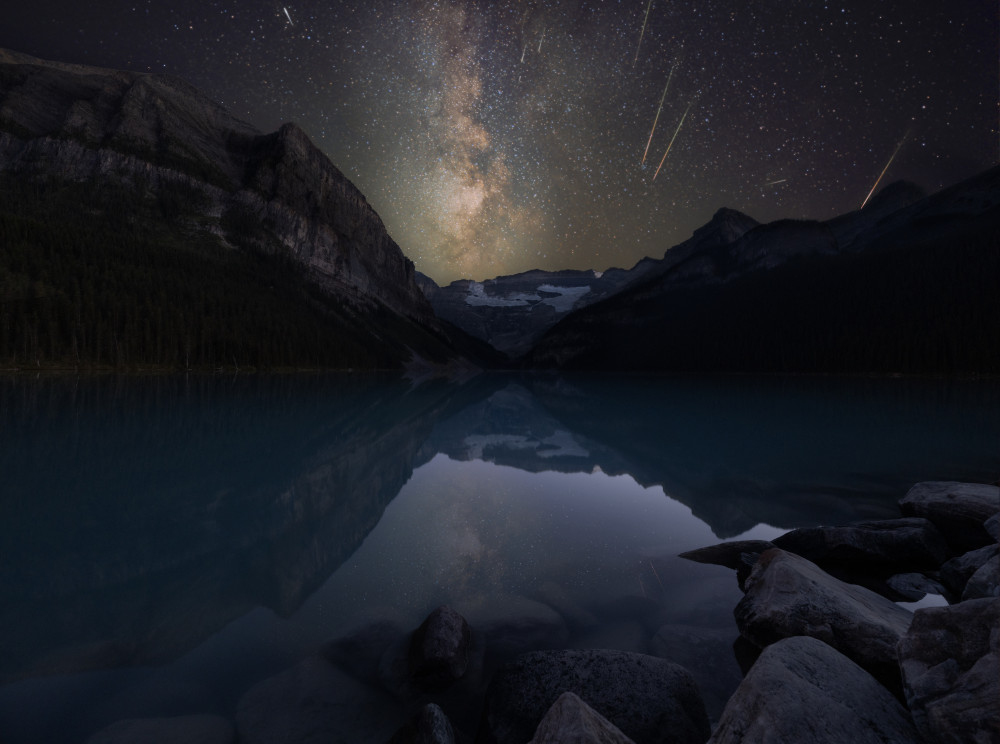 Perseid meteor shower at Lake Louise van Louise Yu