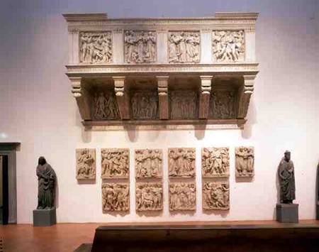 Reconstructed Cantoria, with the original panels below van Luca Della Robbia
