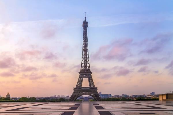 Eiffeltoren in Parijs bij zonsopgang van Melanie Viola