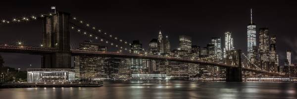 Manhattan Skyline & Brooklyn Bridge - Idyllisch Nachtzicht | Panorama  van Melanie Viola