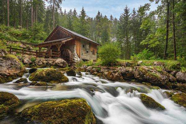 Mühle am Gollinger Wasserfall in Österreich van Michael Valjak