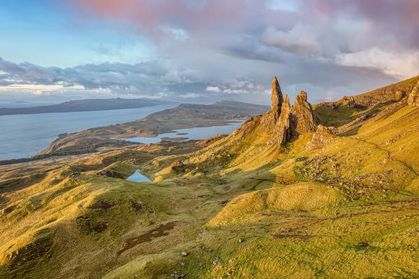 Old Man of Storr im Morgenlicht, Isle of Skye, Schottland van Michael Valjak