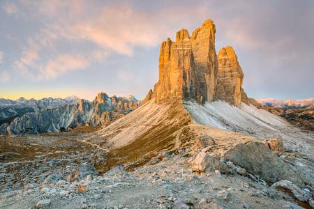 Drei Zinnen in Südtirol kurz vor Sonnenaufgang