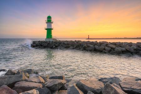 Molenfeuer in Warnemünde an der Ostsee kurz vor Sonnenaufgang