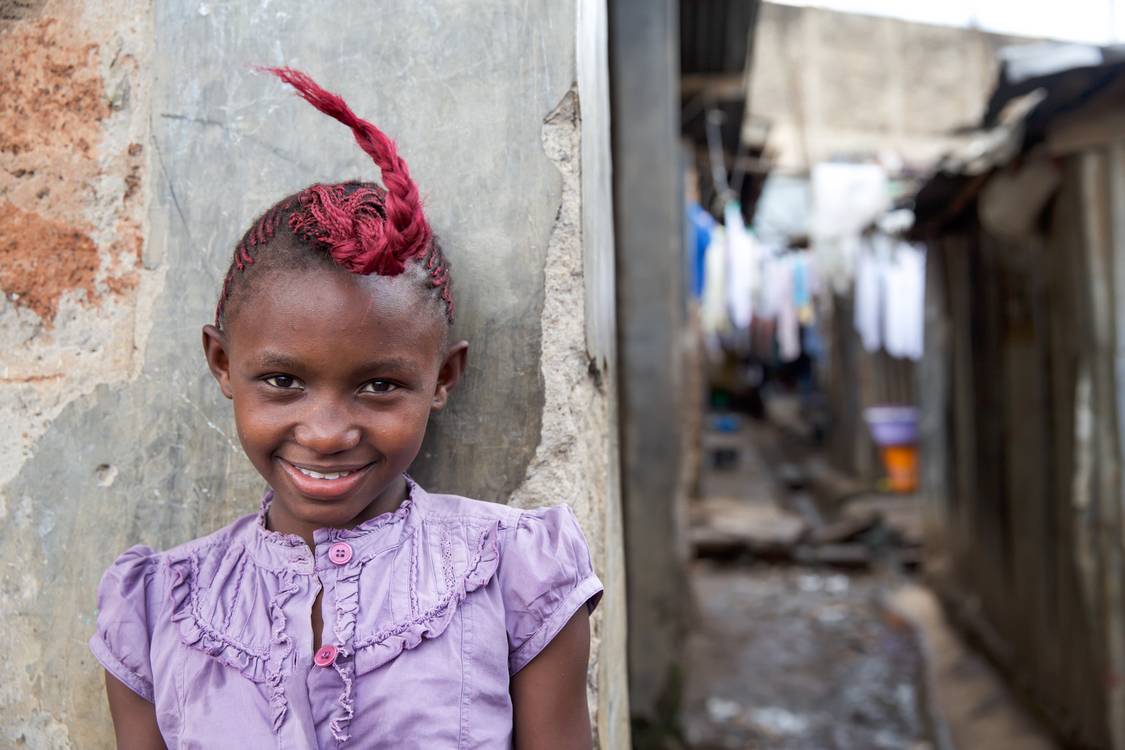 Einhorn Portrait Mädchen in Nairobi, Kenia (Kenya) van Miro May